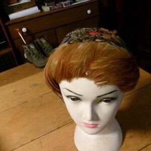 GLAM 1940'S PHESANT FEATHER FACISINATOR HALF HAT ON BAND STUNNING MINT